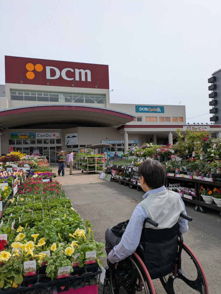 大型連休　車椅子　車椅子ユーザー　夫　渋滞　手動装置　運転　ドライブ　ホームセンター　DCM美沢　工具　水平器　セルフレジ　園芸　スーパー　ケーキ